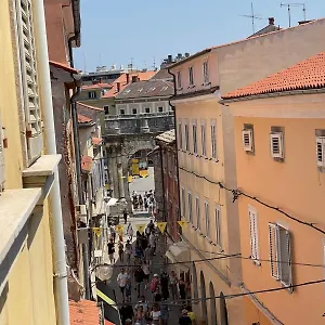 Dejan 2-top Centar-old Town , Pula Croatia